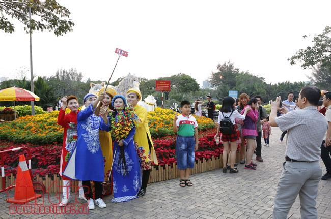 Đông đảo khách du Xuân, chụp ảnh tại các Hội hoa Xuân TP Hồ Chí Minh ảnh 3